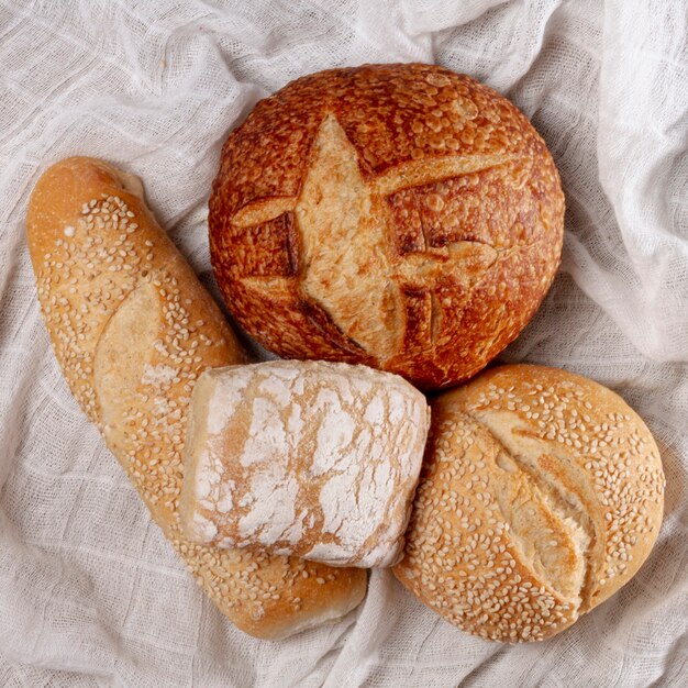 Primer plano de delicioso pan horneado