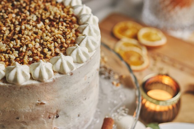 Primer plano de un delicioso pastel blanco con nueces y mandarina