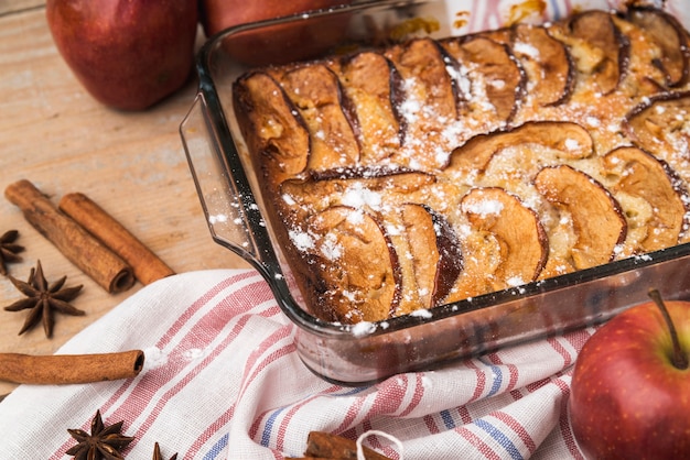 Primer plano delicioso pastel espolvoreado con azúcar