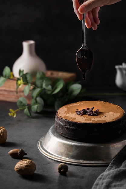 Primer plano delicioso pastel hecho a mano sobre la mesa