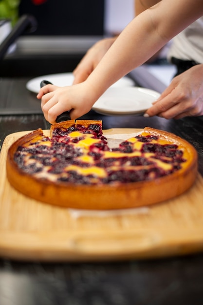 Primer plano delicioso pastel listo para ser servido