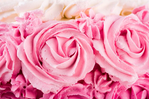 Primer plano de delicioso pastel rosa