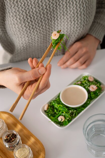 Primer plano de un delicioso plato de algas