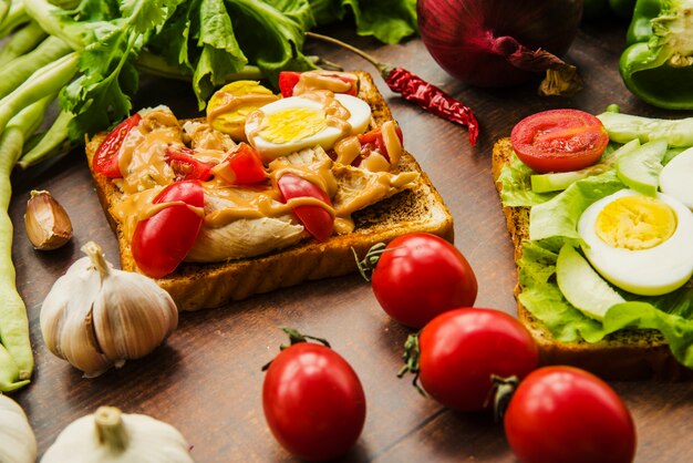 Primer plano de delicioso sándwich con verduras saludables