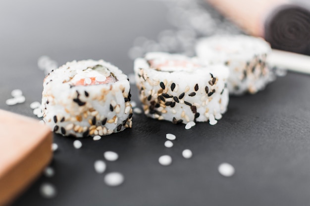 Primer plano de delicioso sushi fresco