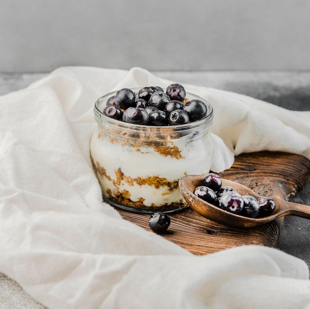 Primer plano delicioso yogur con arándanos