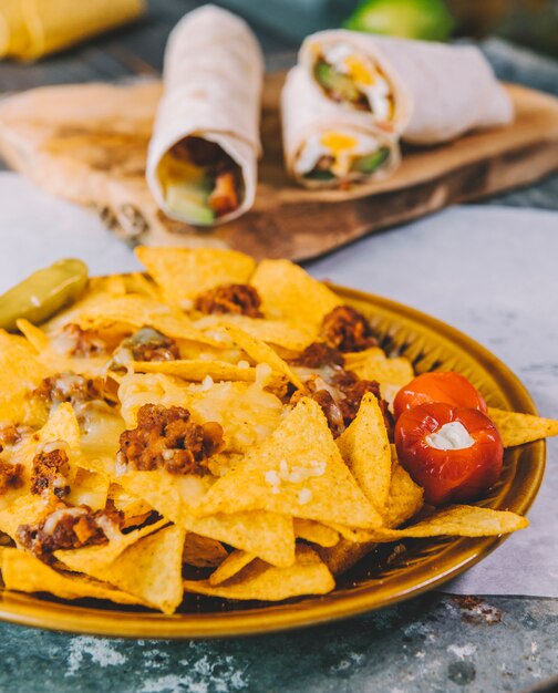 Primer plano de deliciosos chips de nachos mexicanos en placa