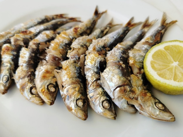 Foto gratuita primer plano de deliciosos espetos típicos españoles de sardinas