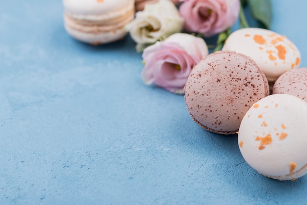 Foto gratuita primer plano de deliciosos macarons con rosas