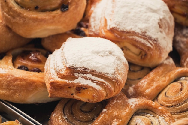 Primer plano de deliciosos postres recién horneados con polvo