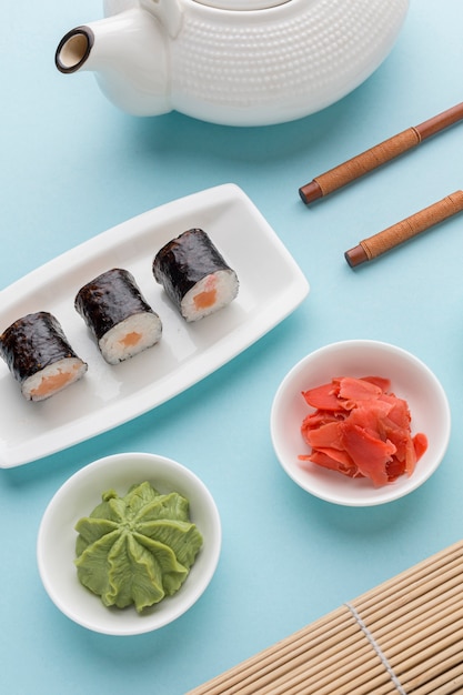 Primer plano deliciosos rollos de sushi con wasabi