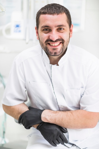 Foto gratuita primer plano de un dentista masculino feliz mirando a cámara