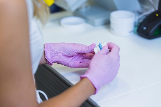 Primer plano de un dentista mujer sosteniendo los dientes molde de yeso