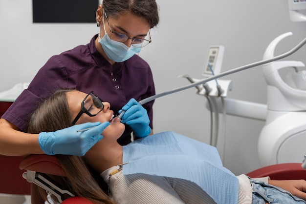 Primer plano del dentista usando los instrumentos