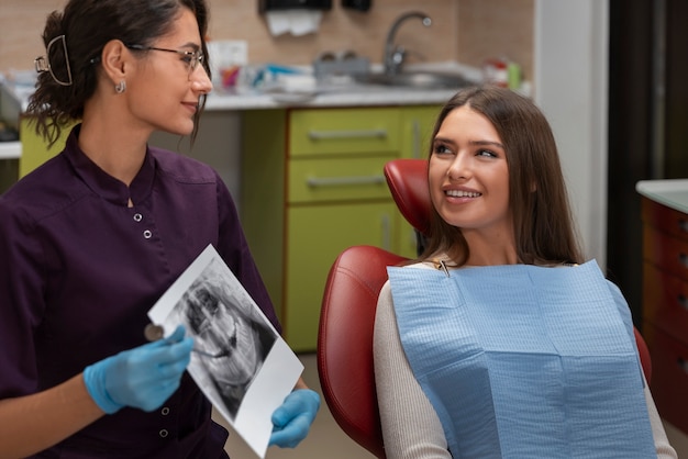 Primer plano del dentista usando los instrumentos