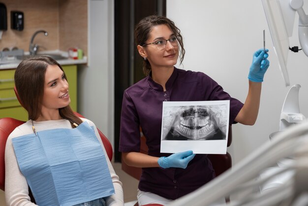 Primer plano del dentista usando los instrumentos