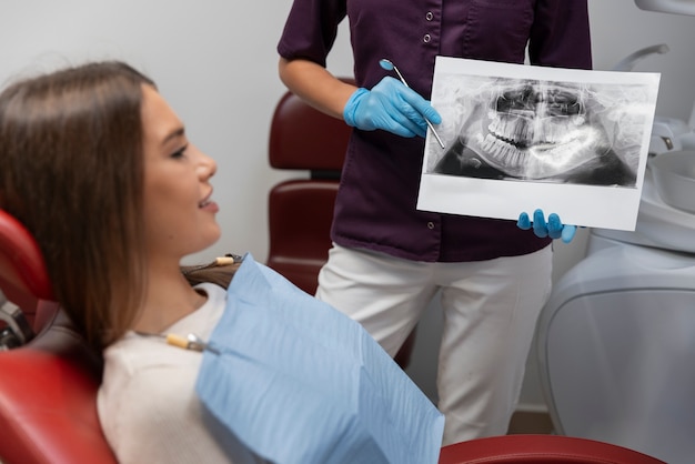 Foto gratuita primer plano del dentista usando los instrumentos