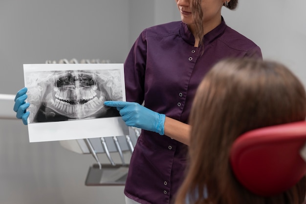 Foto gratuita primer plano del dentista usando los instrumentos