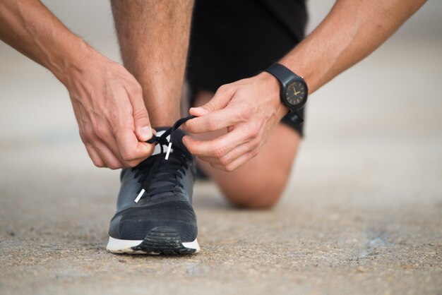 Primer plano, deportista, atar, zapatillas