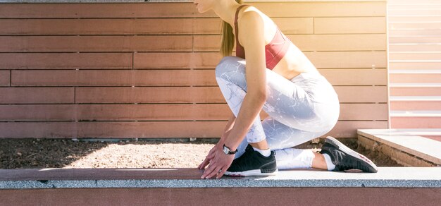 Primer plano de la deportista preparándose para correr