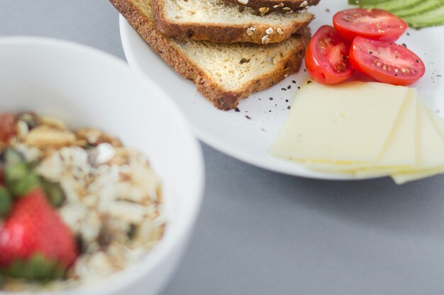 Primer plano, desayuno, platos, gris, tabla