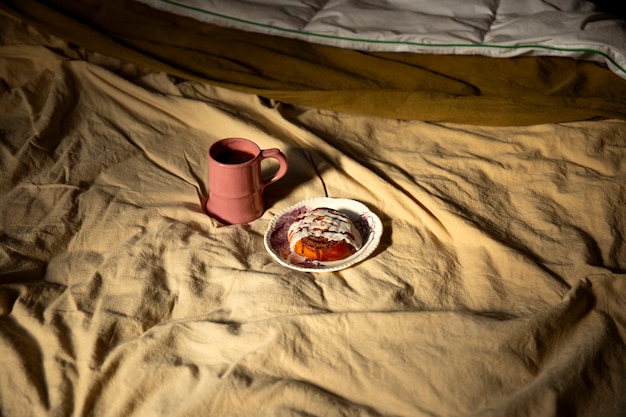 Primer plano del desayuno romántico en la cama