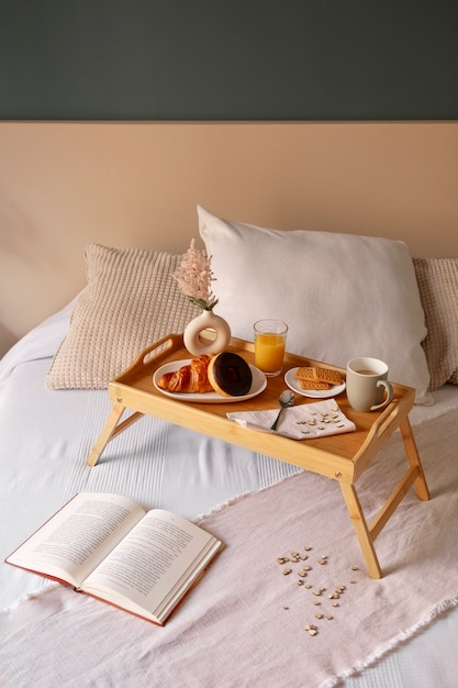 Primer plano del desayuno romántico en la cama