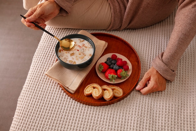 Primer plano del desayuno romántico en la cama