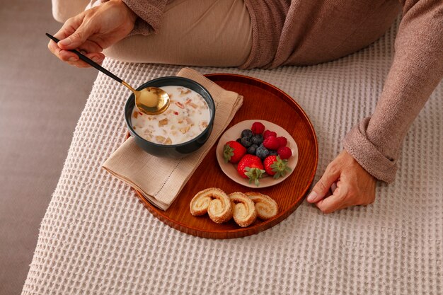 Primer plano del desayuno romántico en la cama