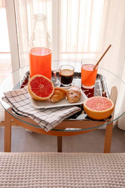 Foto gratuita primer plano del desayuno romántico en la cama