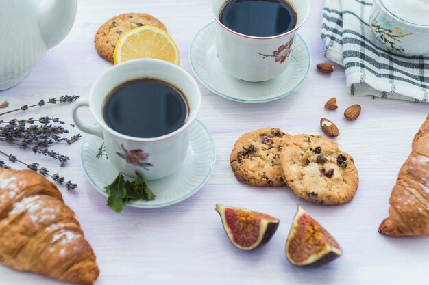 Primer plano de desayuno saludable y café en el escritorio