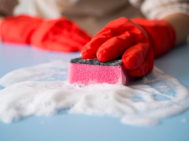 Primer plano desinfectando casa con esponja