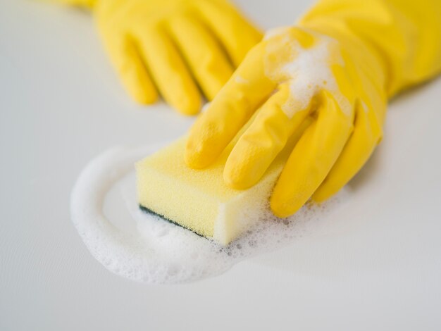 Primer plano desinfectando casa con esponja