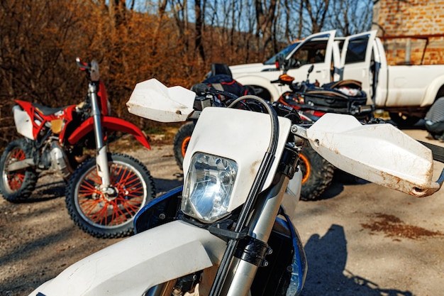 Primer plano de los detalles de la motocicleta cruzada estacionada en el suelo