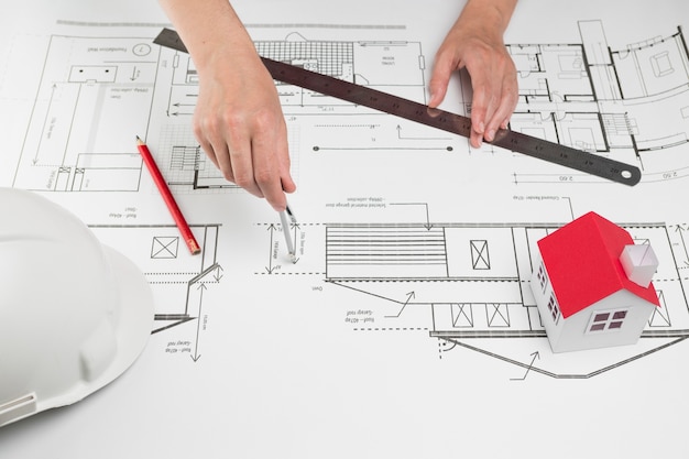 Primer plano de dibujo a mano en plano en oficina