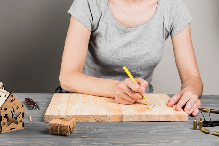 Foto gratuito primer plano de dibujo a mano sobre plancha de madera dura para hacer manualidades