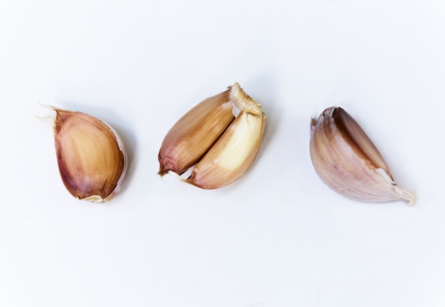 Primer plano de dientes de ajo sobre fondo blanco