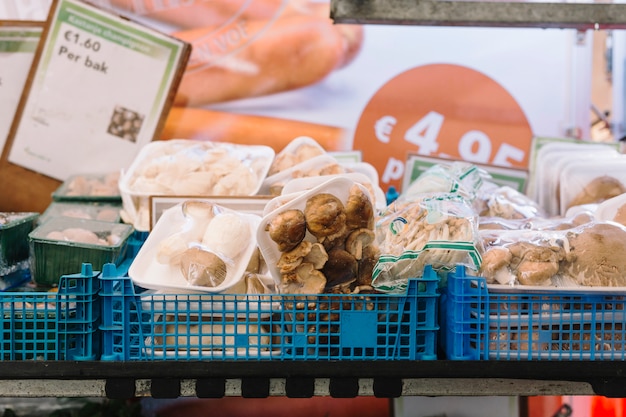 Foto gratuita primer plano de diferentes tipos de setas empacadas en la caja azul