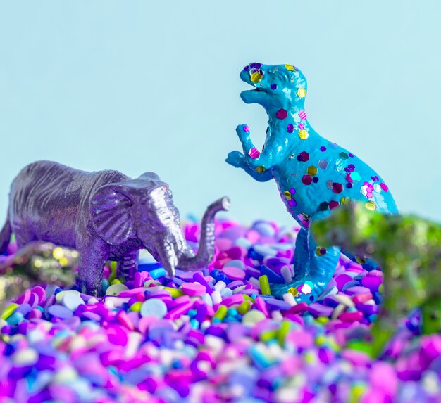 Primer plano de dinosaurios y figuras de animales juguetes en caramelos dulces