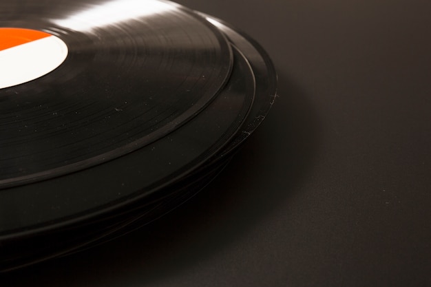 Primer plano de disco de vinilo negro sobre fondo negro