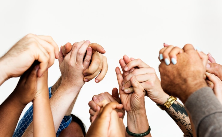 Foto gratuito primer plano de diversas personas tomados de la mano