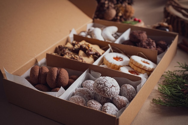 Primer plano de los diversos tipos de galletas de Navidad dulces y sabrosas recién horneadas en una caja
