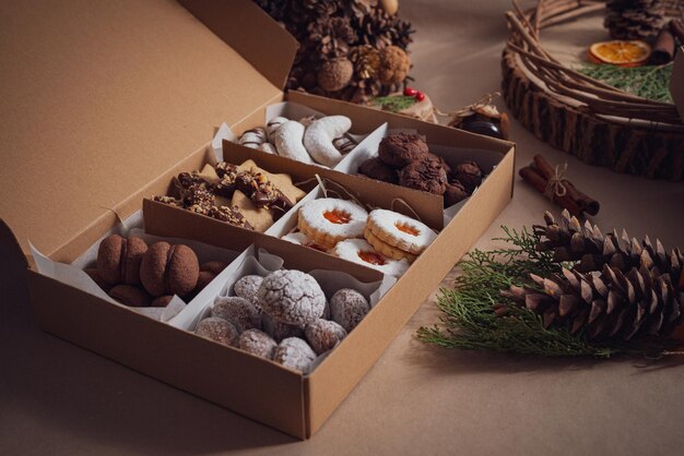 Primer plano de los diversos tipos de galletas de Navidad dulces y sabrosas recién horneadas en una caja