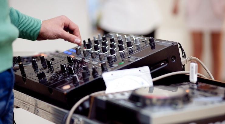 Foto gratuito primer plano en dj mixer