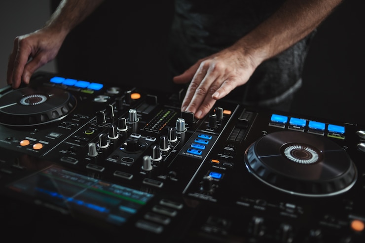 Foto gratuito primer plano de un dj trabajando bajo las luces