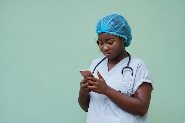 Primer plano de una doctora con smartphone