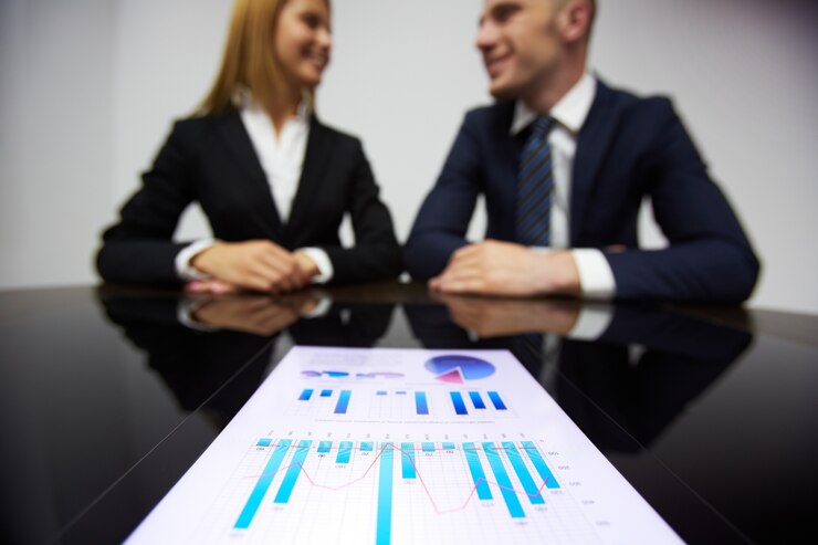 Foto gratuito primer plano de un documento financiero sobre la mesa