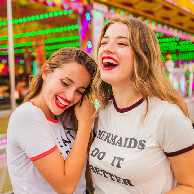 Primer plano de dos amigas felices