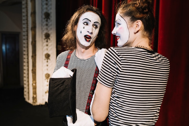 Foto gratuito primer plano de dos artistas mimos jóvenes actuando en el escenario