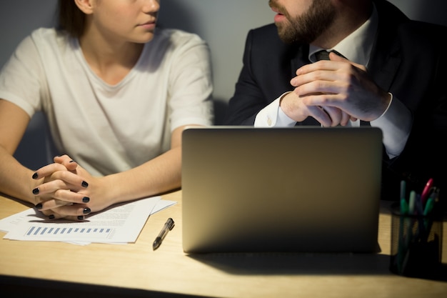 Foto gratuita primer plano de dos colegas de negocios discutiendo en la oficina de noche